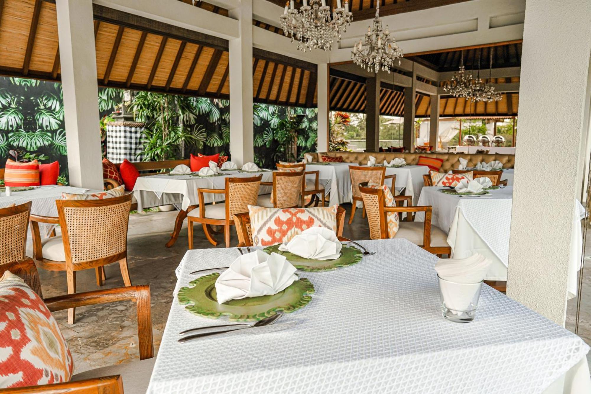 Goya Boutique Resort Ubud Esterno foto The restaurant at the hotel