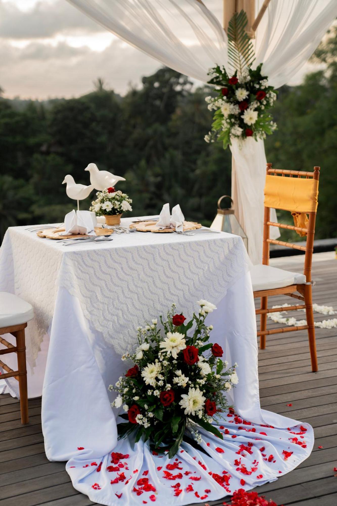 Goya Boutique Resort Ubud Esterno foto A table set for a wedding