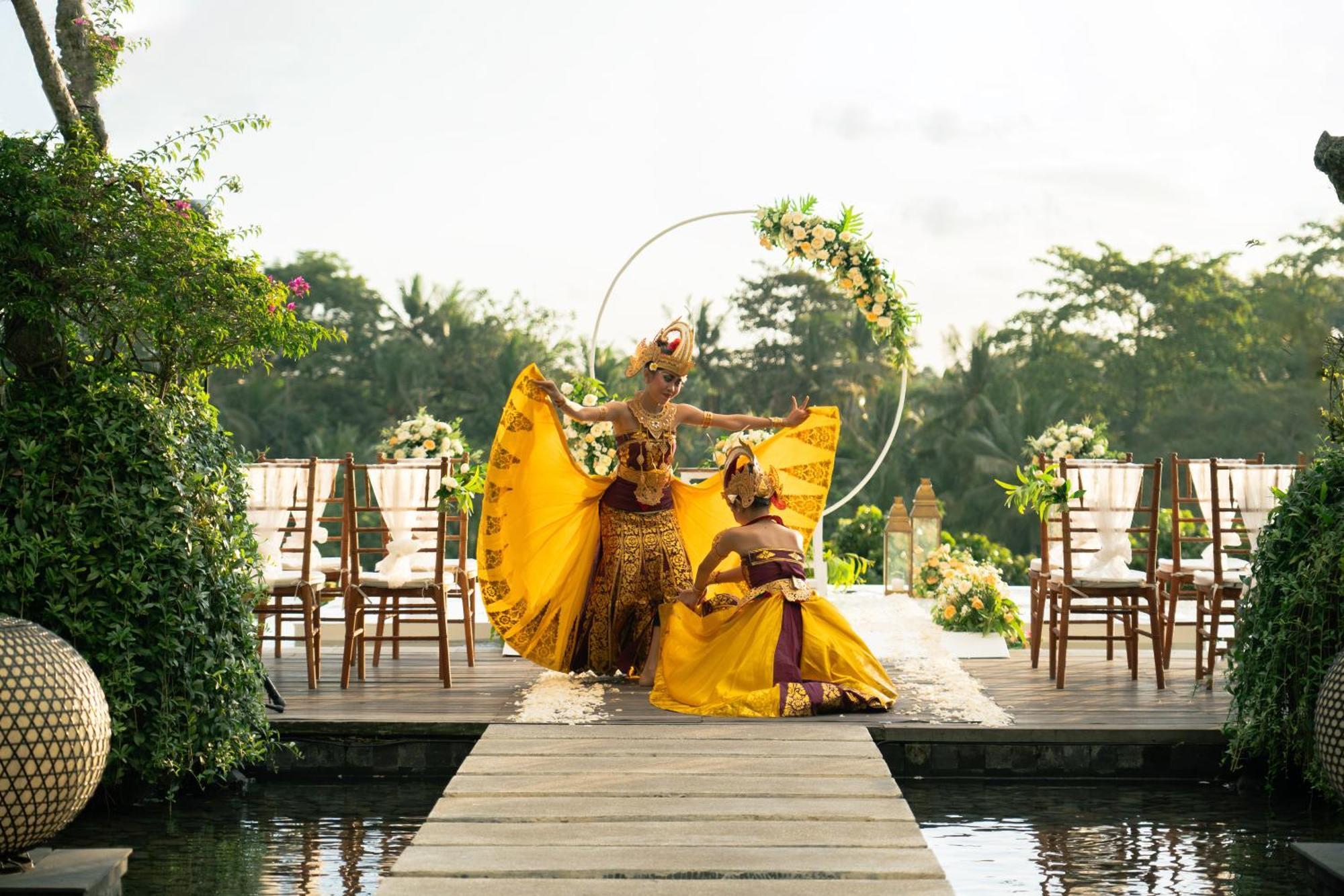 Goya Boutique Resort Ubud Esterno foto A traditional Javanese wedding ceremony