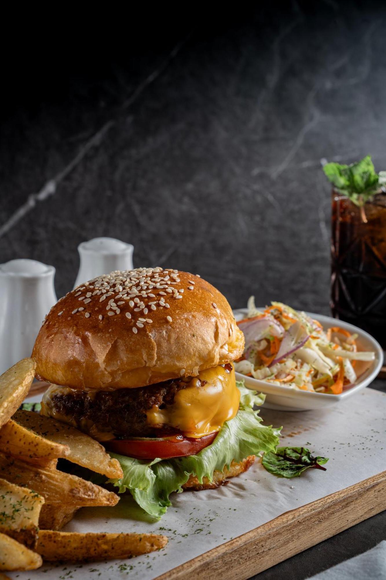 Goya Boutique Resort Ubud Esterno foto A cheeseburger with coleslaw and a cola