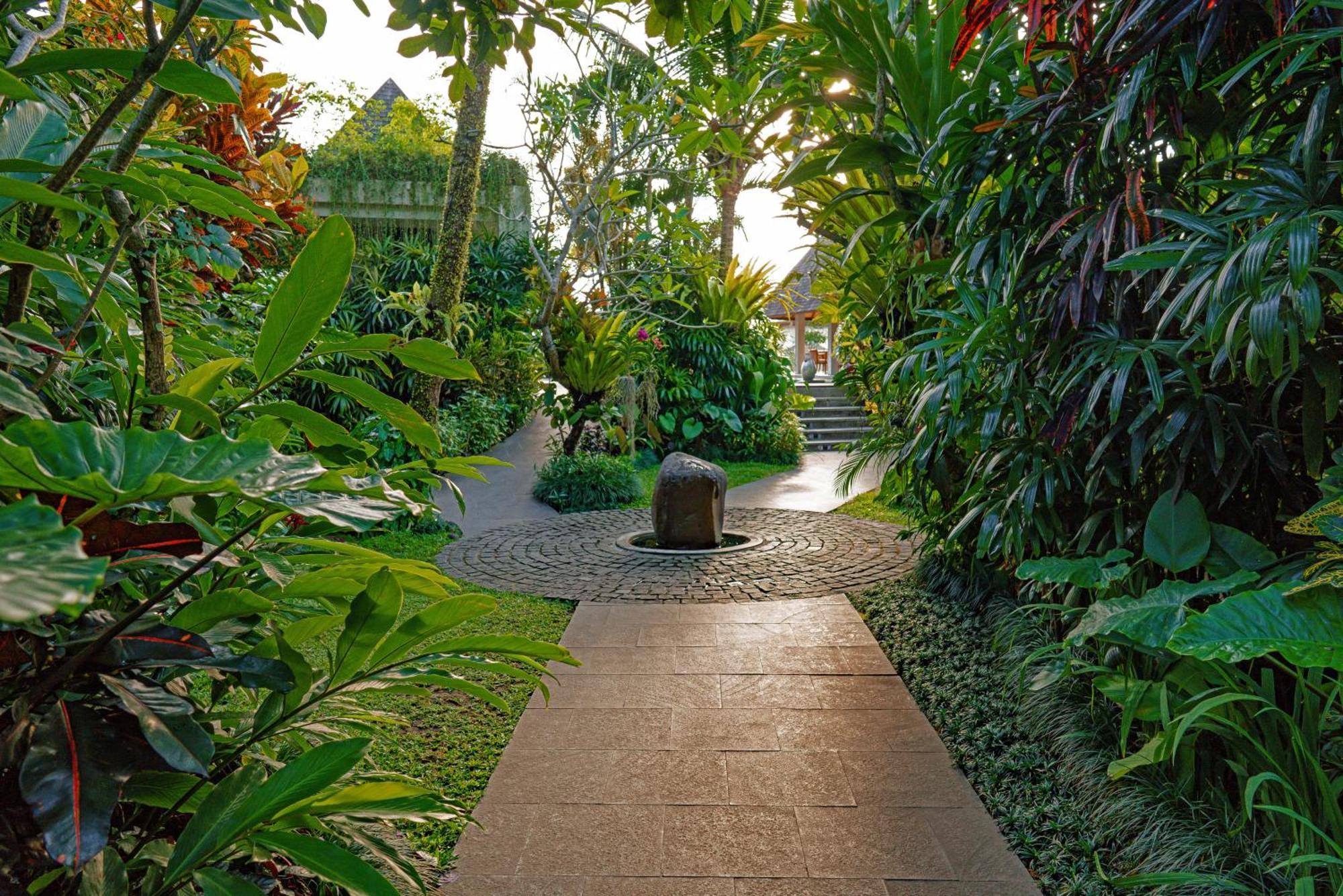 Goya Boutique Resort Ubud Esterno foto The path to the temple